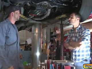 Homosexual sugand și anal la dracu în the garage