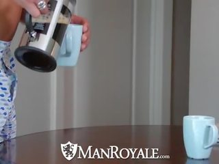 Manroyale épais bite avec une tasse de café
