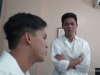 Eccentrico asiatico giovane gay medici senza preservativo cazzo