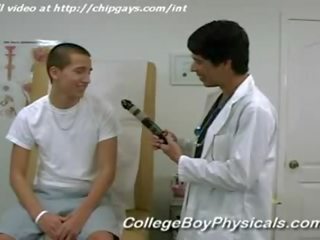 Bello giovane gay con skilled medico uomo