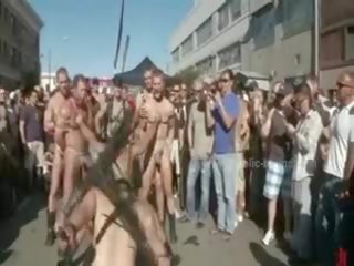Publiek plaza met gestript mensen prepared voor wild coarse violent homo groep seks film mov