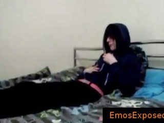 Te-nage geý emo wanking his johnson on bed