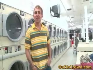 לוהט הומוסקסואל striplings שיש xxx אטב ב ציבורי laundry 1 על ידי outincrowd